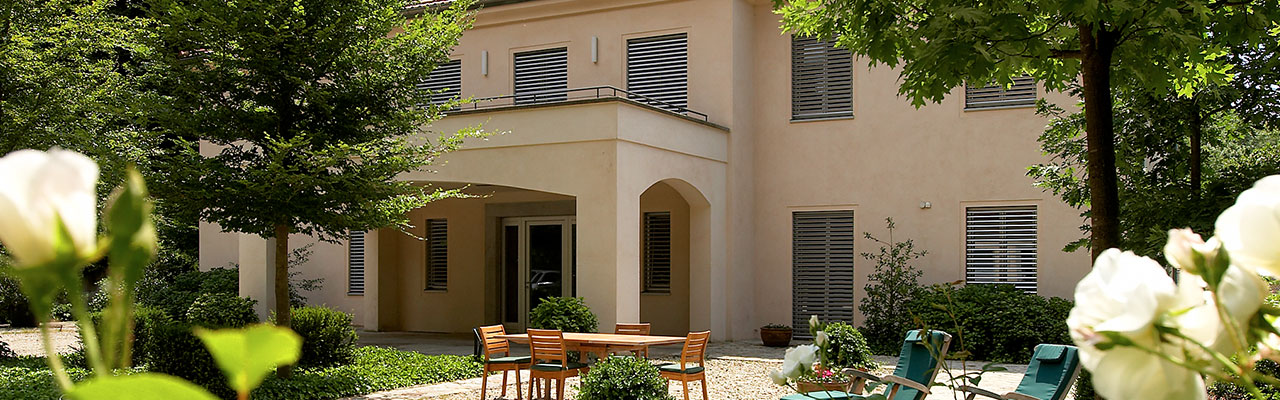 Privatbau eines Einfamilienhauses - Hentschläger Bau GmbH - Aufstockung - Planung - Haus bauen kosten - moderne Häuser - Architekturbüro - Massivhaus bauen - Massivbau - Haus bauen lassen - Einfamilienhaus bauen - Grundriss Einfamilienhaus - Häuser bauen - Kleines Haus bauen - Massivhaus Kosten - Fertighaus oder Massivhaus - Familienhaus - Einfamilienhaus - Villa - Baubetreuung - Dachterrasse - moderne Bauweise - Wohnhaus - Massivhaus - Planung - Privatbau