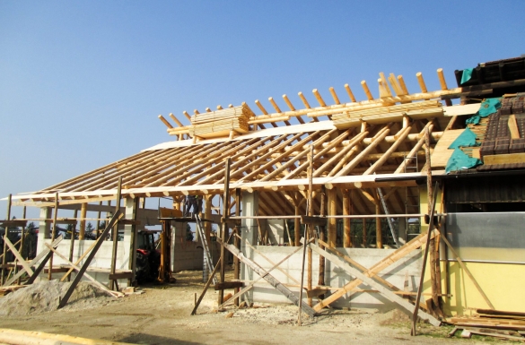 Rundholzstall Bad Kreuzen - Hentschläger Holzbau - Dachstühle - Hentschläger Zimmerei