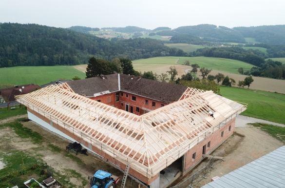 Dachstuhl - Dach - Vierkanthof- Hentschläger Holzbau - Hentschläger Zimmerei - Zimmerei in Mauthausen