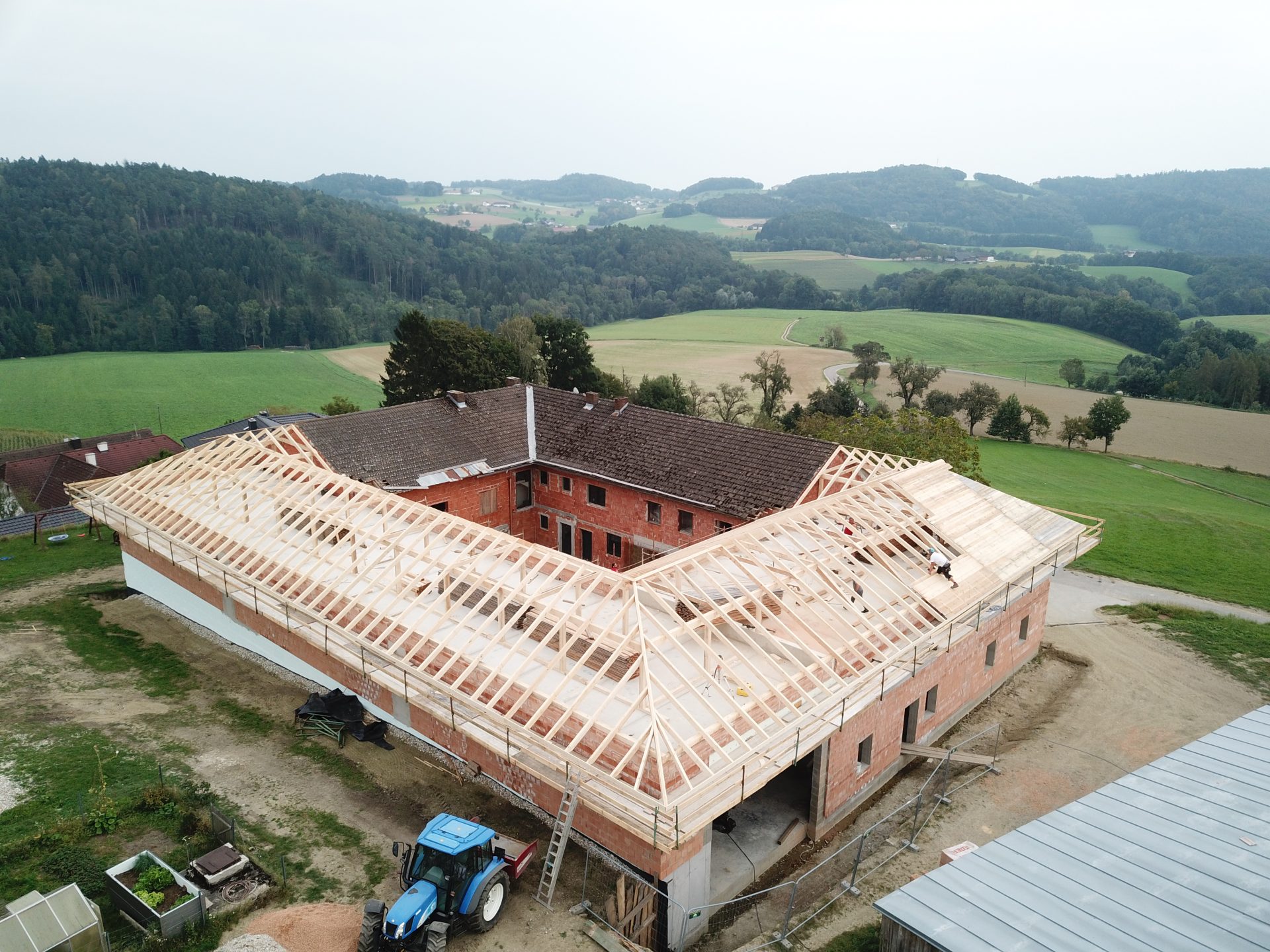 Dachstuhl - Dach - Vierkanthof- Hentschläger Holzbau - Hentschläger Zimmerei - Zimmerei in Mauthausen