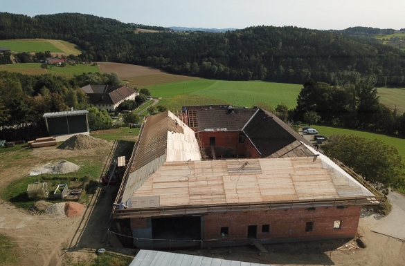 Dachstuhl - Dach - Vierkanthof- Hentschläger Holzbau - Hentschläger Zimmerei - Zimmerei in Mauthausen