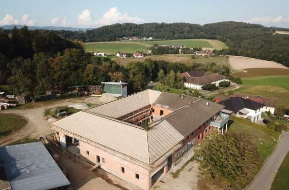 Dachstuhl - Dach - Vierkanthof- Hentschläger Holzbau - Hentschläger Zimmerei - Zimmerei in Mauthausen