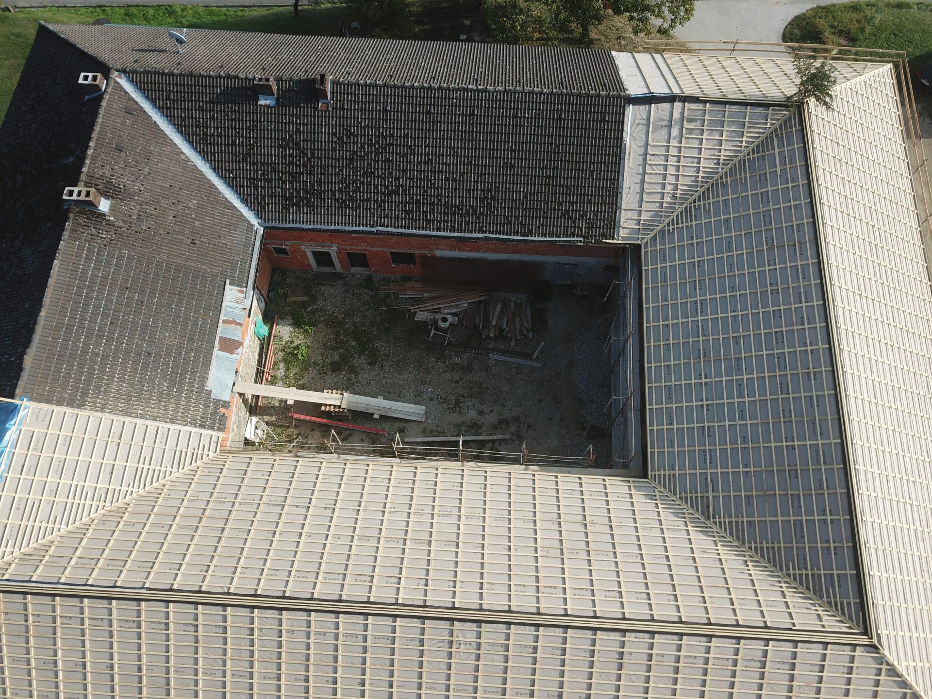 Dachstuhl - Dach - Vierkanthof- Hentschläger Holzbau - Hentschläger Zimmerei - Zimmerei in Mauthausen