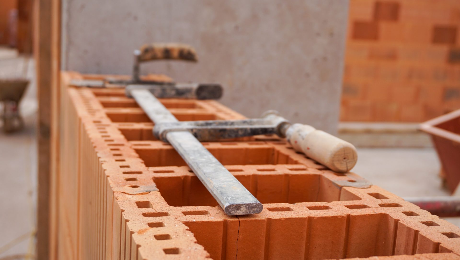 Hochbau - Privatbau - Wohnbau - Kommunalbau - Hausbau - Planung - Fachpersonal - Baufirma - regional - Privatbau - Einfamilienhaus - Ziegelmassivhaus - Ziegelmassivhäuser - Einfamilienhausbau - Sanierung - Umbau - Zubau - Kellerplatten - Bodenplatten - Kleinbaustellen