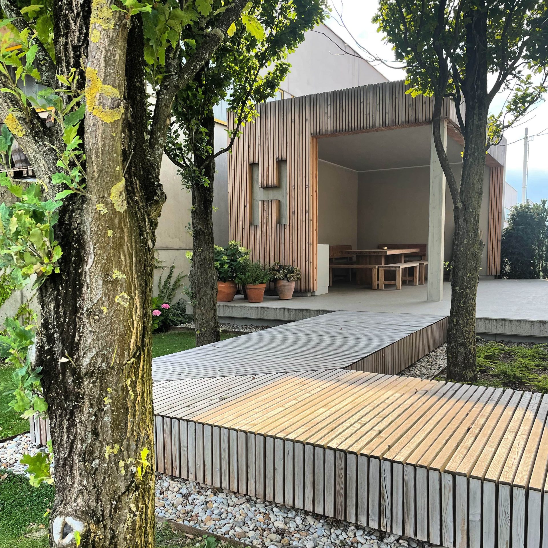 Holzfassade - Holzdesign - Wohnhaus- Hentschläger Bau GmbH - vorgehängt - Holzfassade - Bretter - Lärchenholz - Fassade Holverkleidung - Außenwandverkleidung - Aussenwandbekleidung - bauen - Holz - Vorhangfassade