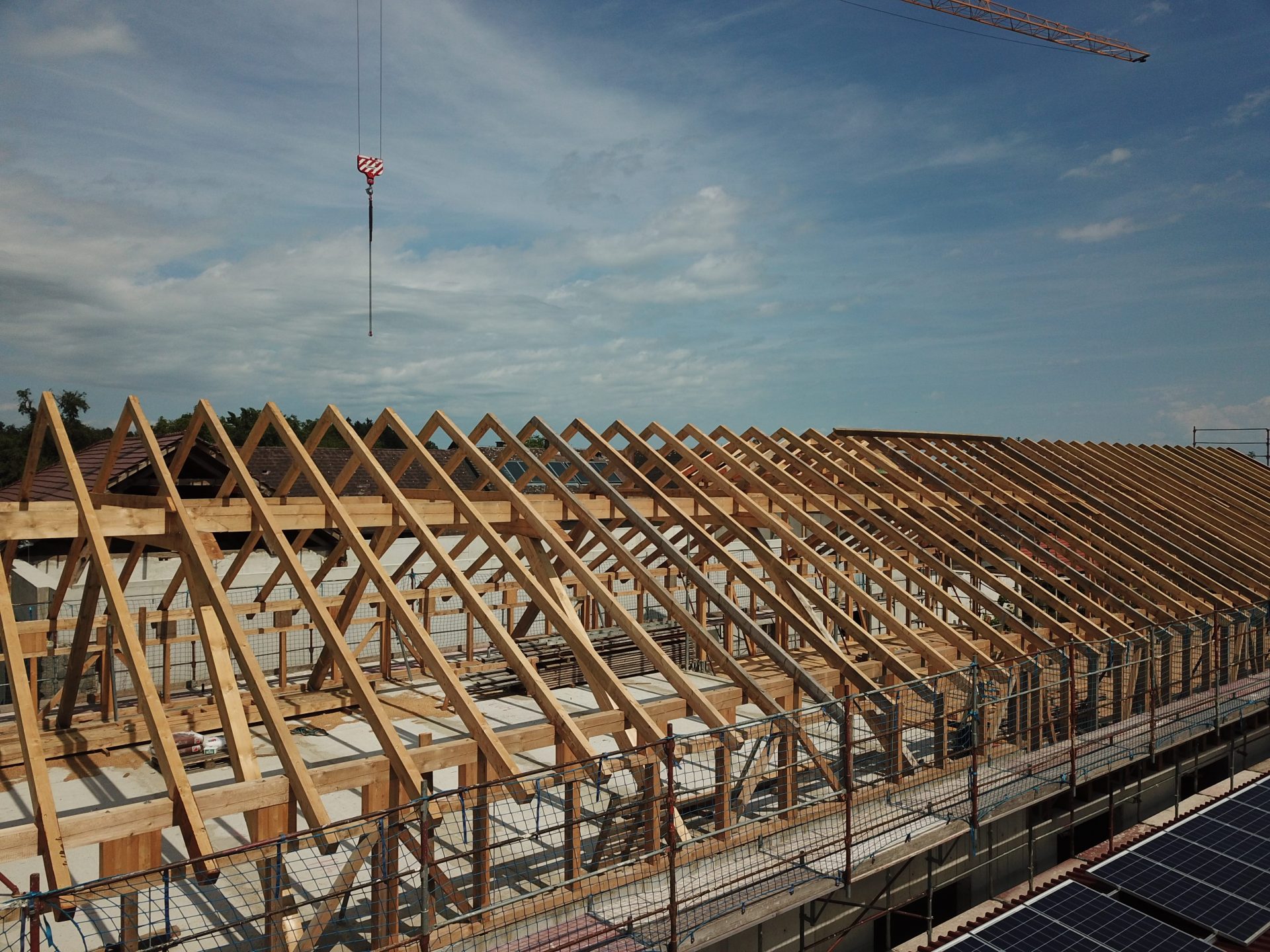 Dachstuhl - Dach - Wohnhaus - Hentschläger Holzbau - Hentschläger Zimmerei - Zimmerer - Isolieren - Zeichnung - Rohbau - Satteldach - Walmdach - Kosten - Fachwerk - Hausbau - Dachstühle - Zimmermann - bauen - Dach - Holzbau - Dach anheben - Zimmererfachbetrieb - Holzhaus - Krüppelwalm - Dachaufstockung - Zimmererbetrieb - Zimmerei Zimmerer - Konterlattung - Pfettendach - Zimmerei in der Region - Zimmerei in Perg - Dachkonstruktion - Eindeckung